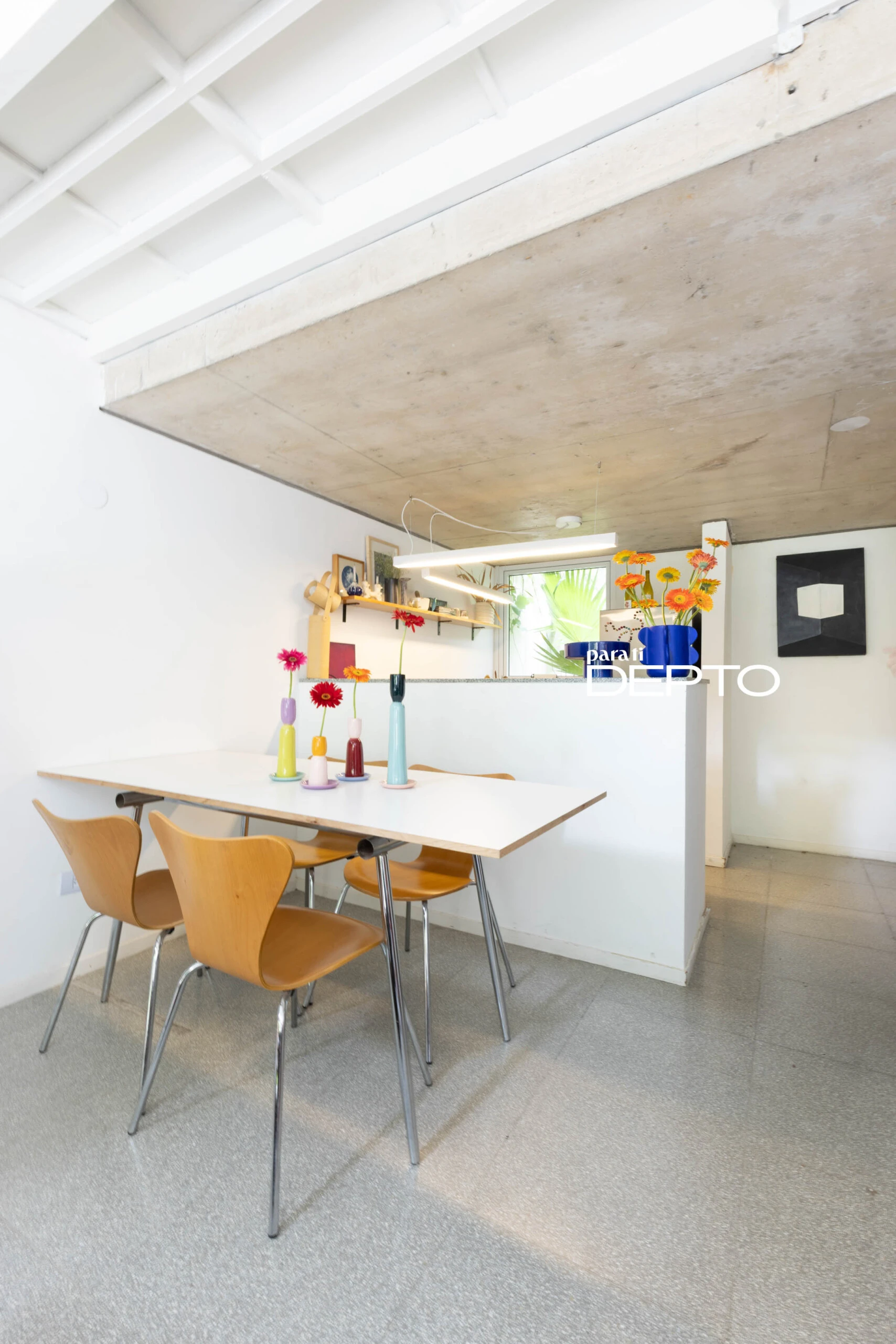 Cocina, barra y comedor, con una mesa reciclada de su época de estudiante de diseño.