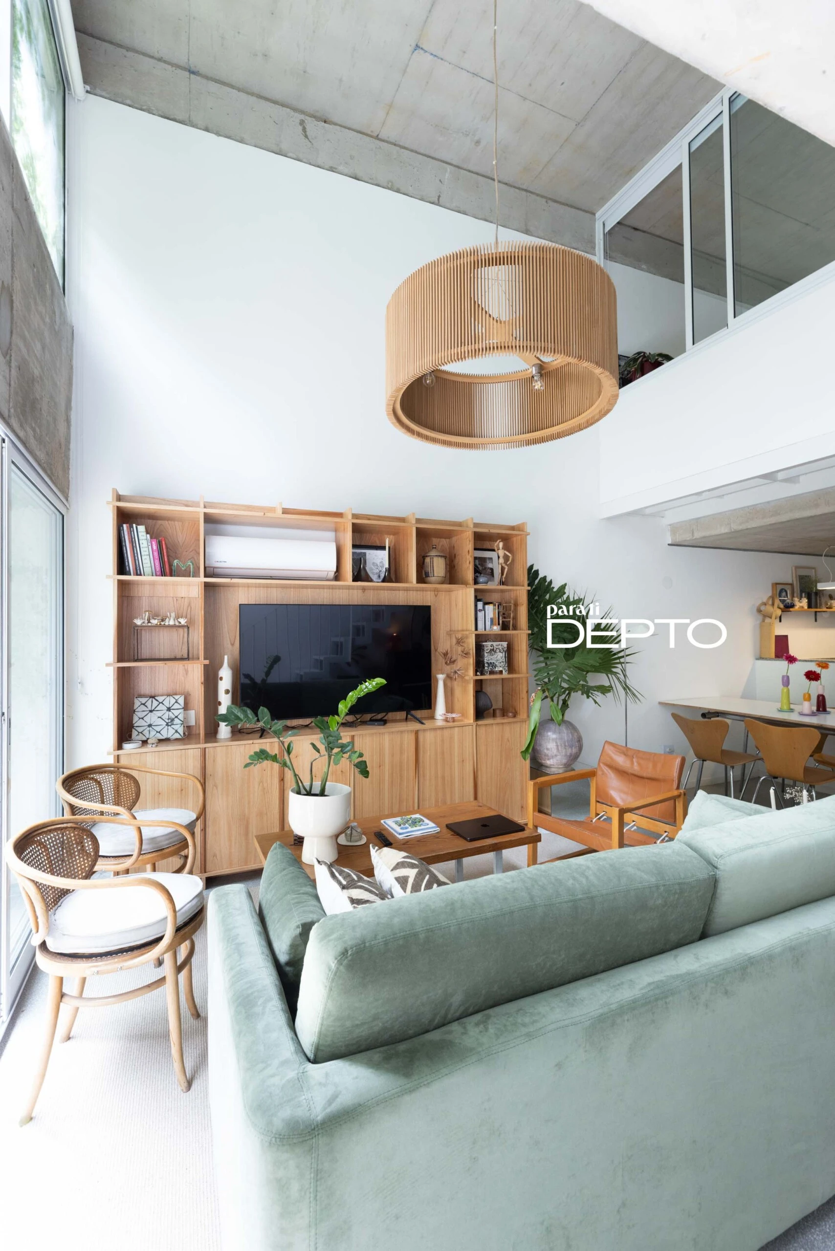 En el área social y recreativa, el sofá frente a la estantería de impronta japonesa.