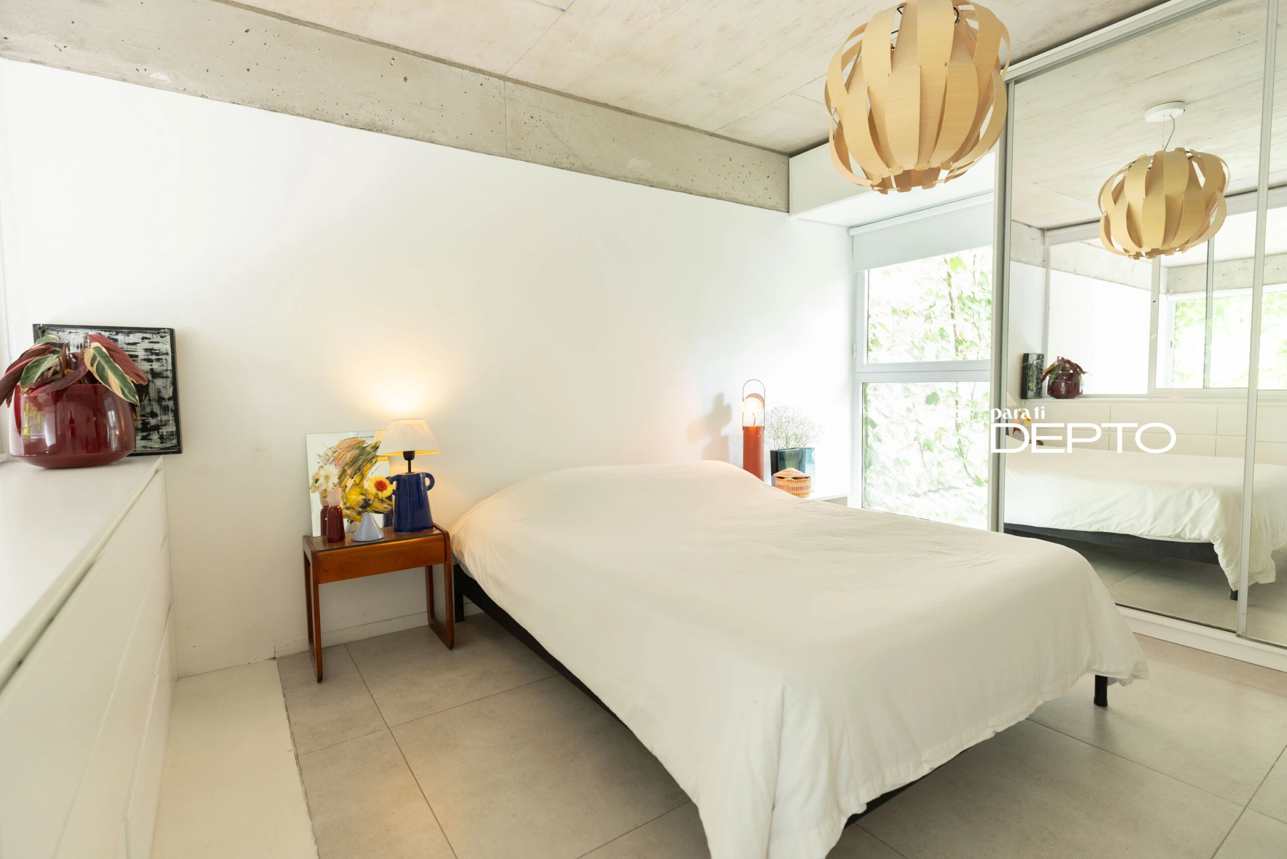 En el dormitorio de Miranda -en la planta alta del departamento- supremacía del blanco.