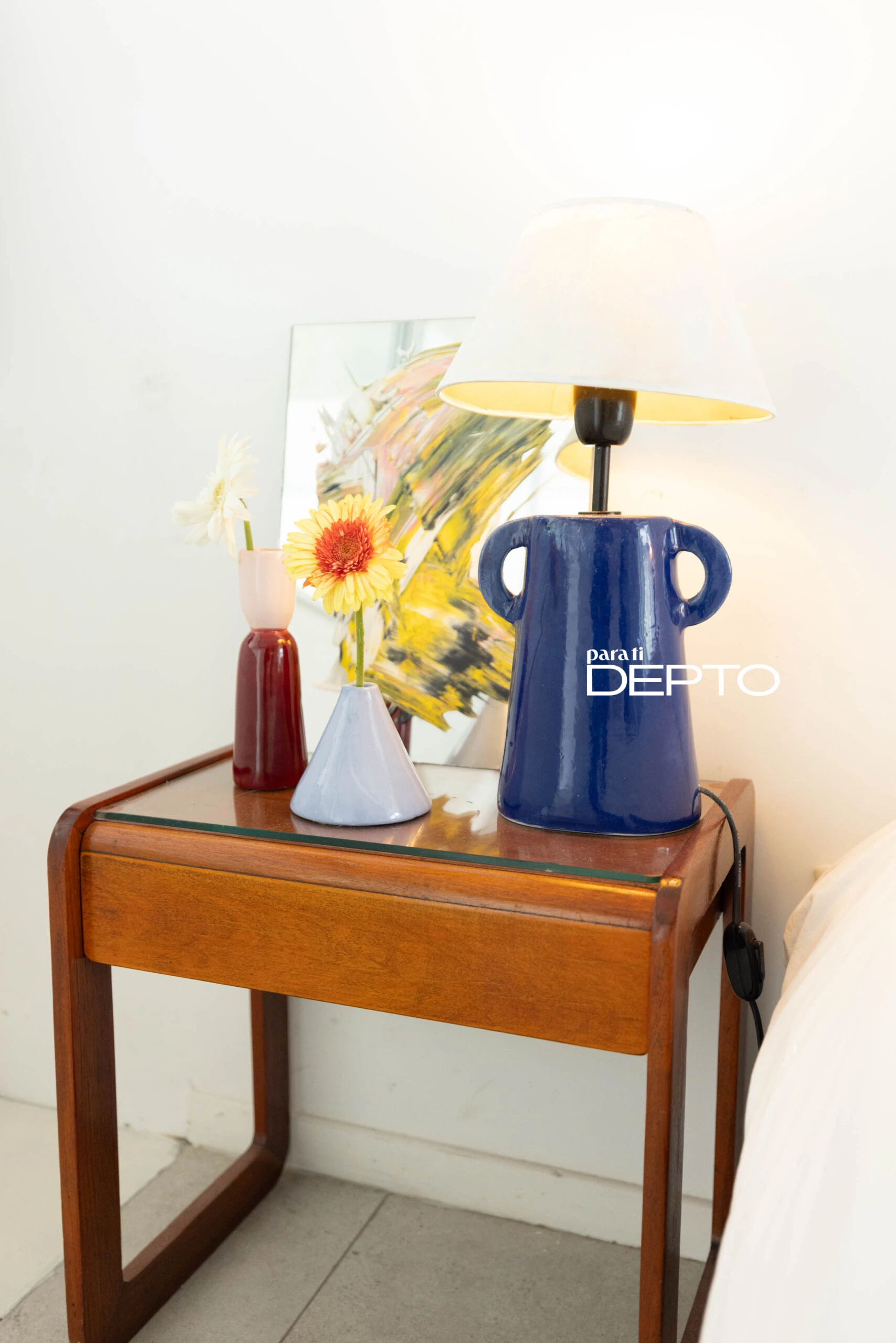 Las cerámicas de Castro Corbat decoran una mesa de luz del cuarto.