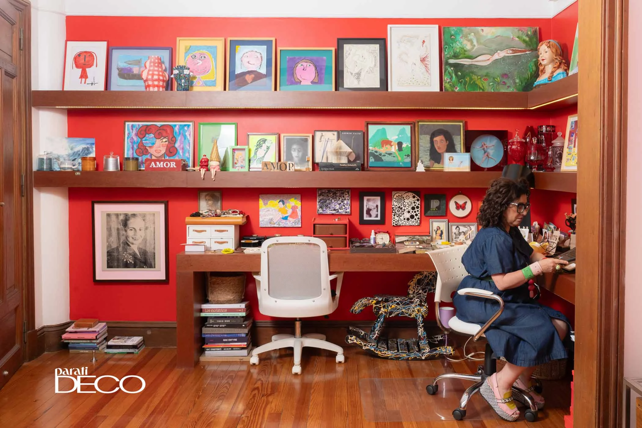 “Es un departamento clásico al que intervine con arte de muchos colores”, describe Mariela. 