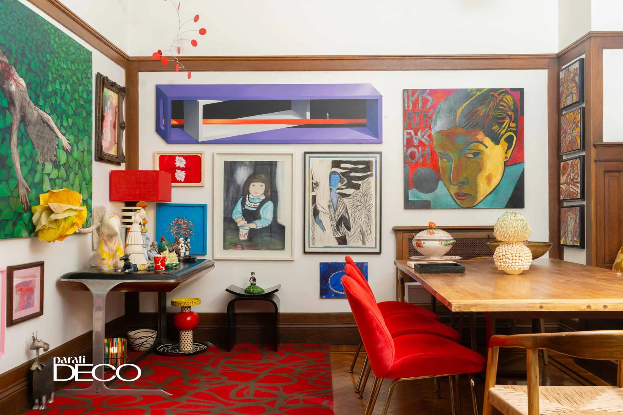 El comedor, con supremacia del rojo más la diversidad cromática del arte contemporáneo.