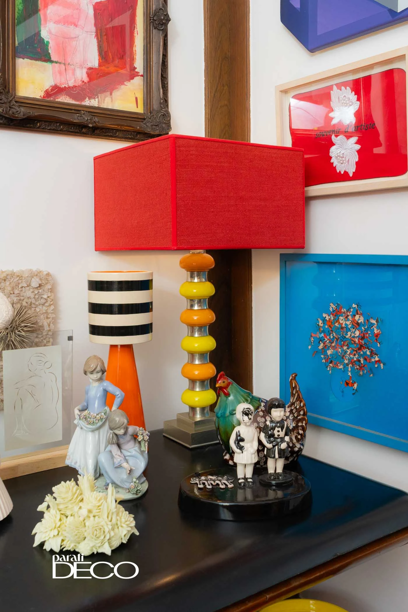 Las lámparas de diseño, símbolo y protagonistas de la decoración del depto de Mariela Ivanier. 