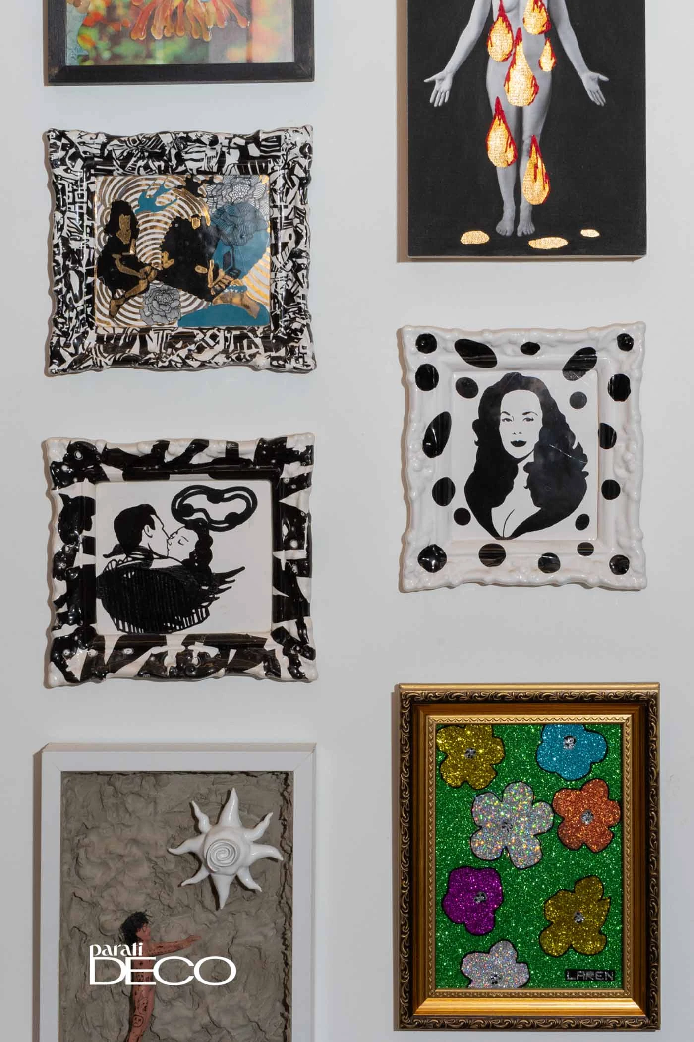 Obras en pequeño formato en el pasillo del departamento de la coleccionista de arte. 