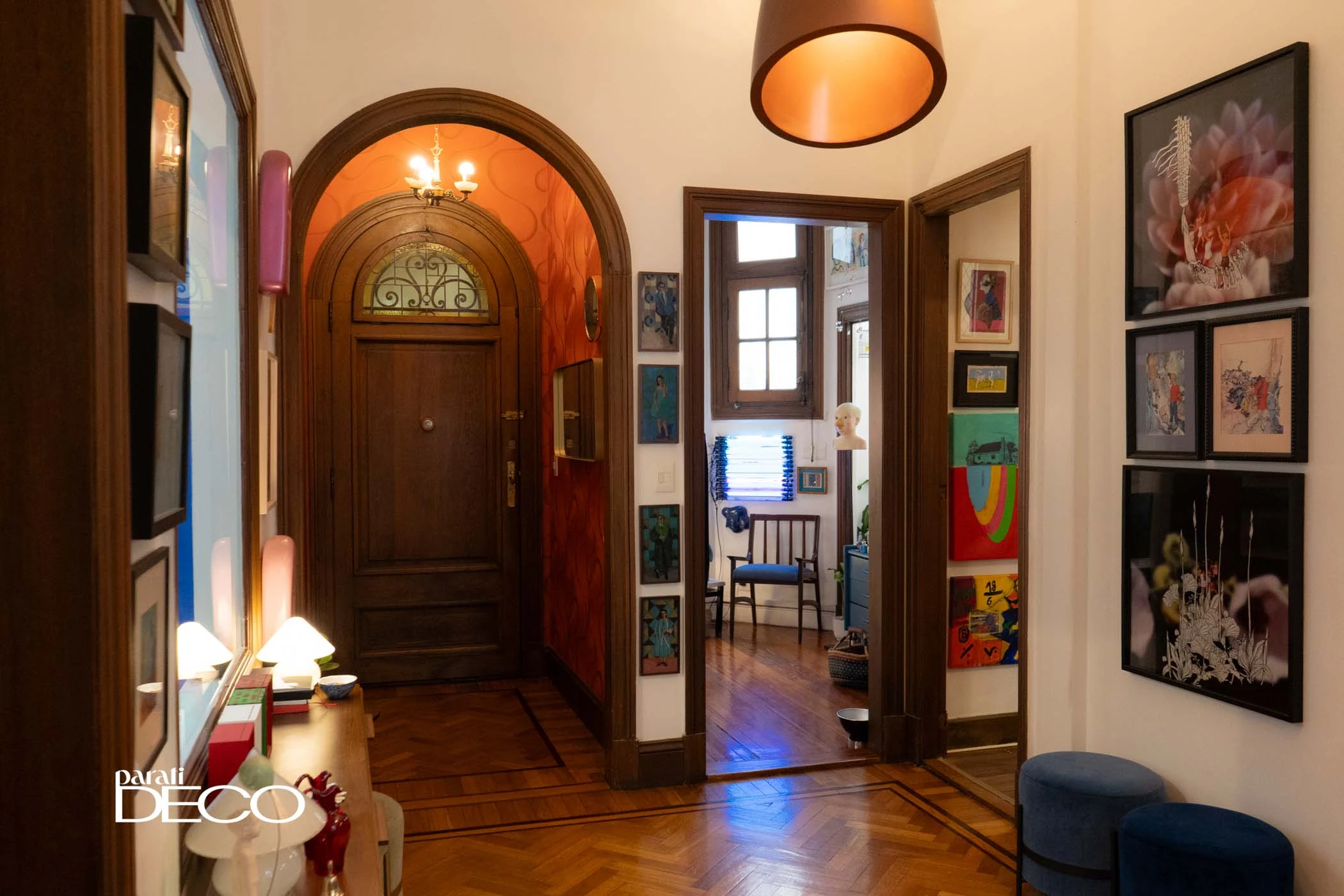 en el interior de su depto en el primer piso de aproximadamente 140 metros cuadrados, conviven más de 400 obras de arte en pequeño y gran formato. Todas en todas partes al mismo tiempo.  