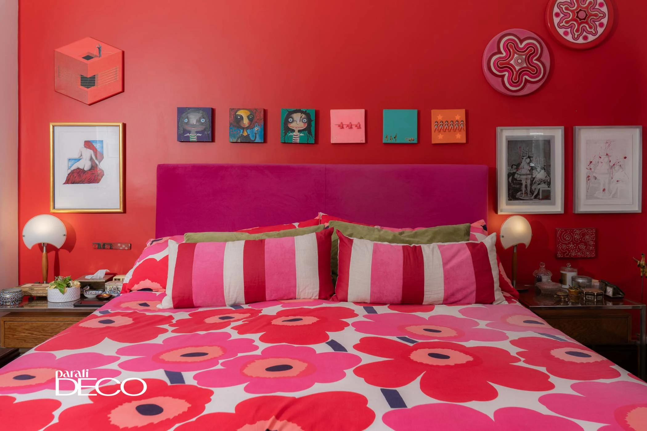 El dormitorio "in red" y escenográfico de Mariela Ivanier. 