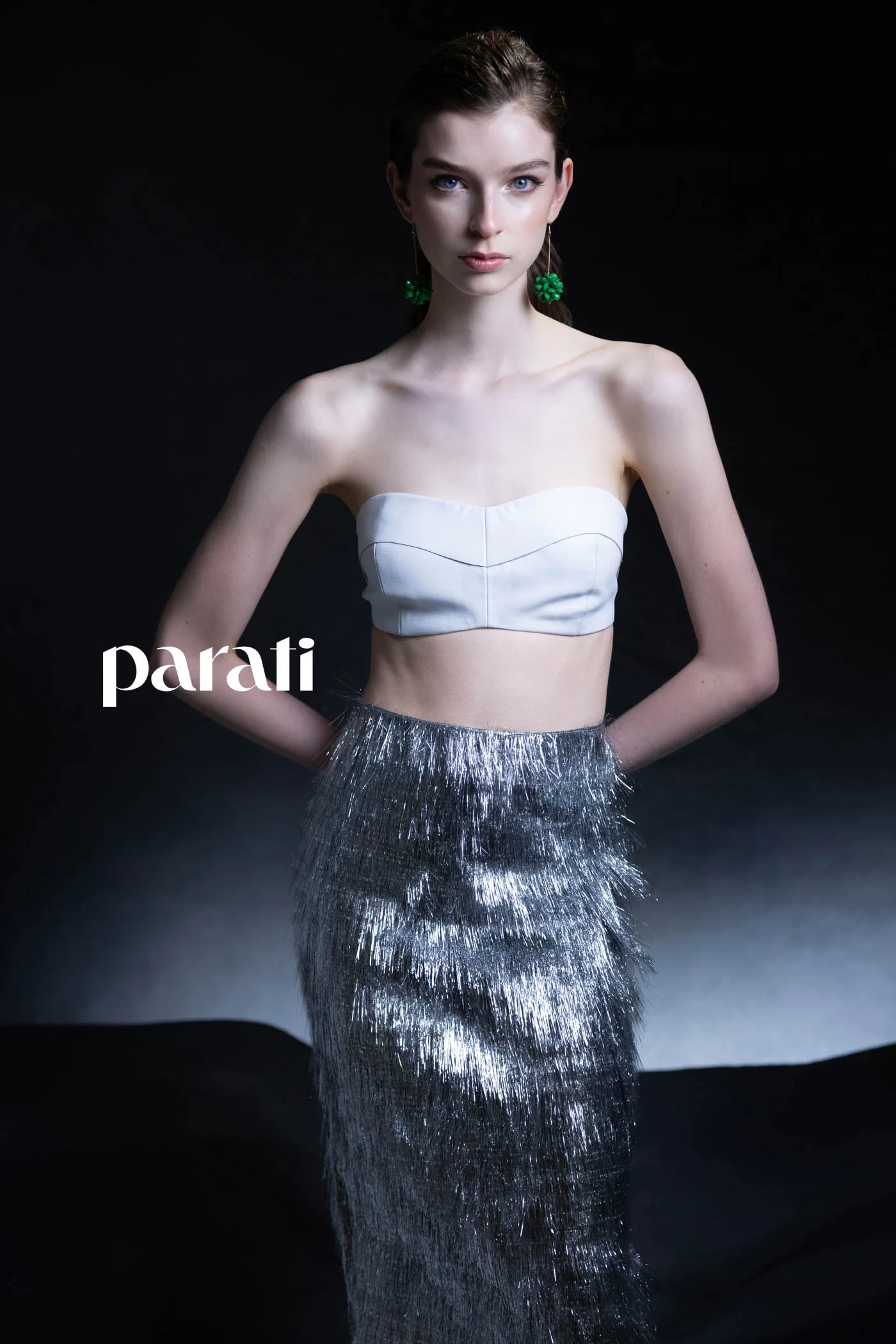 Corpiño de cuero y falda tubo de hilos plateados @fabianzittaofficial Sandalias de gamuza y cristales @lachicadelosstilettos y aros colgantes @lunagarzonaccesorios