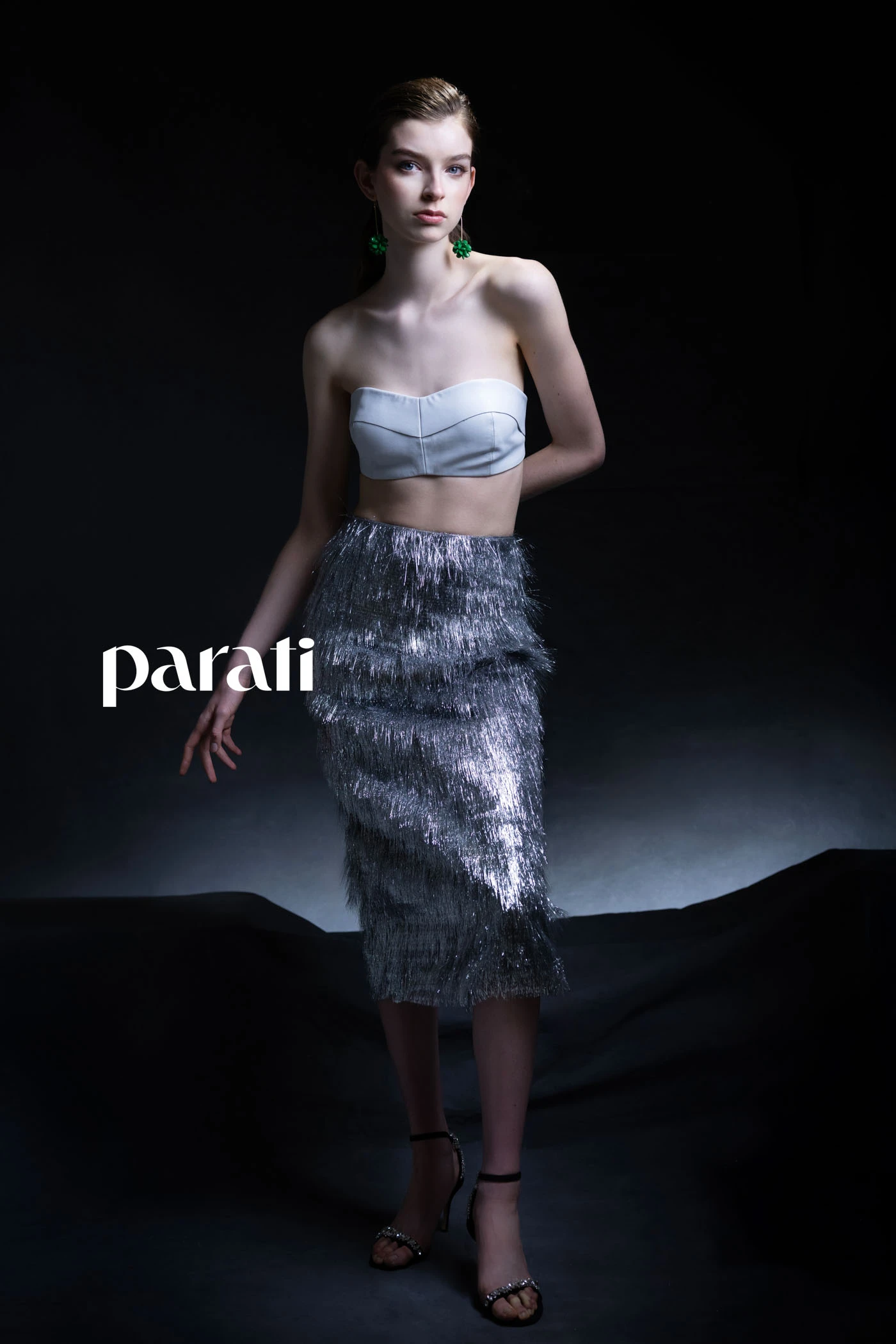 Corpiño de cuero y falda tubo de hilos plateados @fabianzittaofficial Sandalias de gamuza y cristales @lachicadelosstilettos y aros colgantes @lunagarzonaccesorios