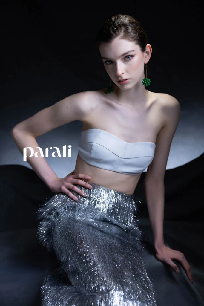 Corpiño de cuero y falda tubo de hilos plateados @fabianzittaofficial Sandalias de gamuza y cristales @lachicadelosstilettos y aros colgantes @lunagarzonaccesorios