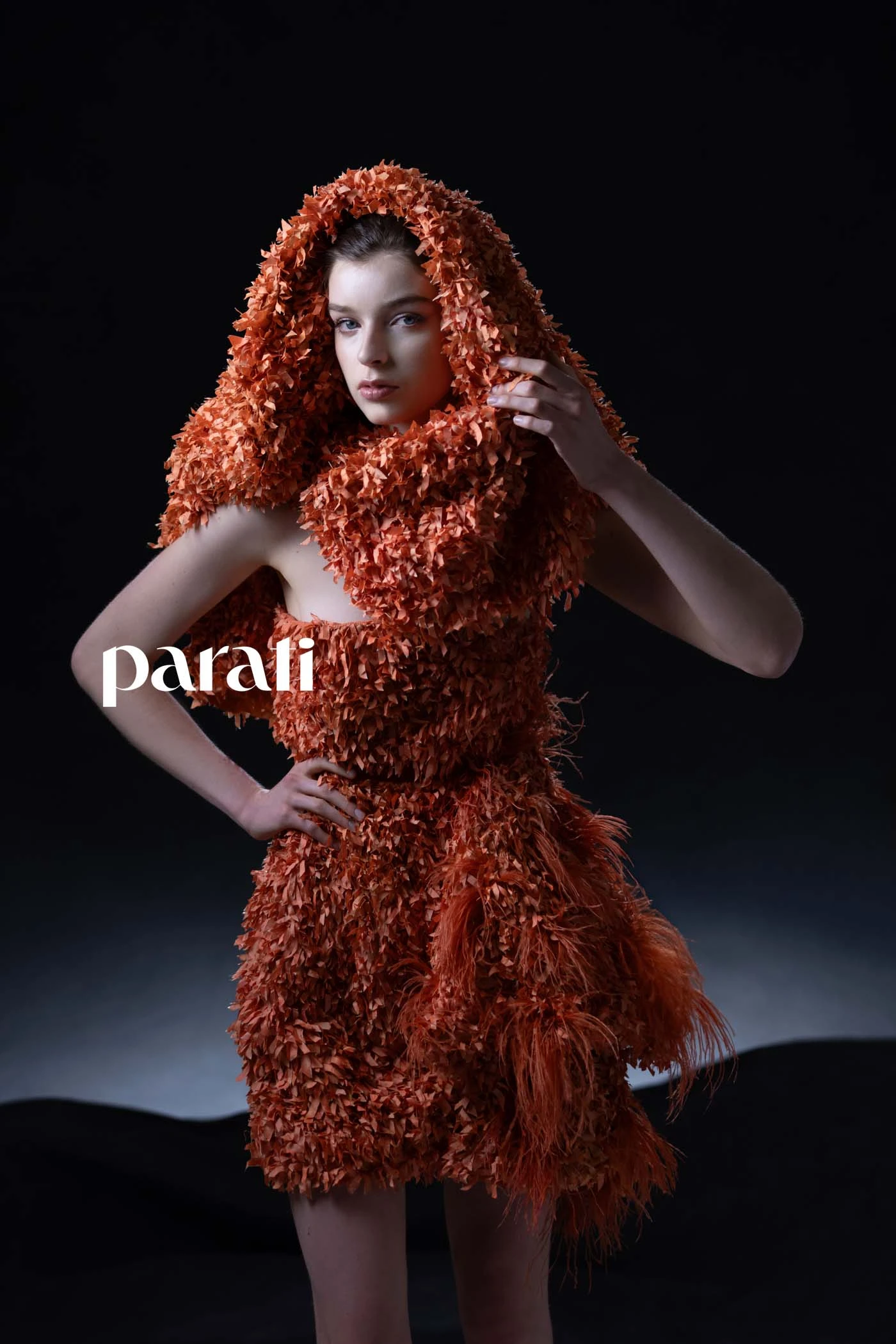 Vestido strapless corto con plumas y sandalias @adrianbrownofficial Aros de flor @lunagarzonaccesorios