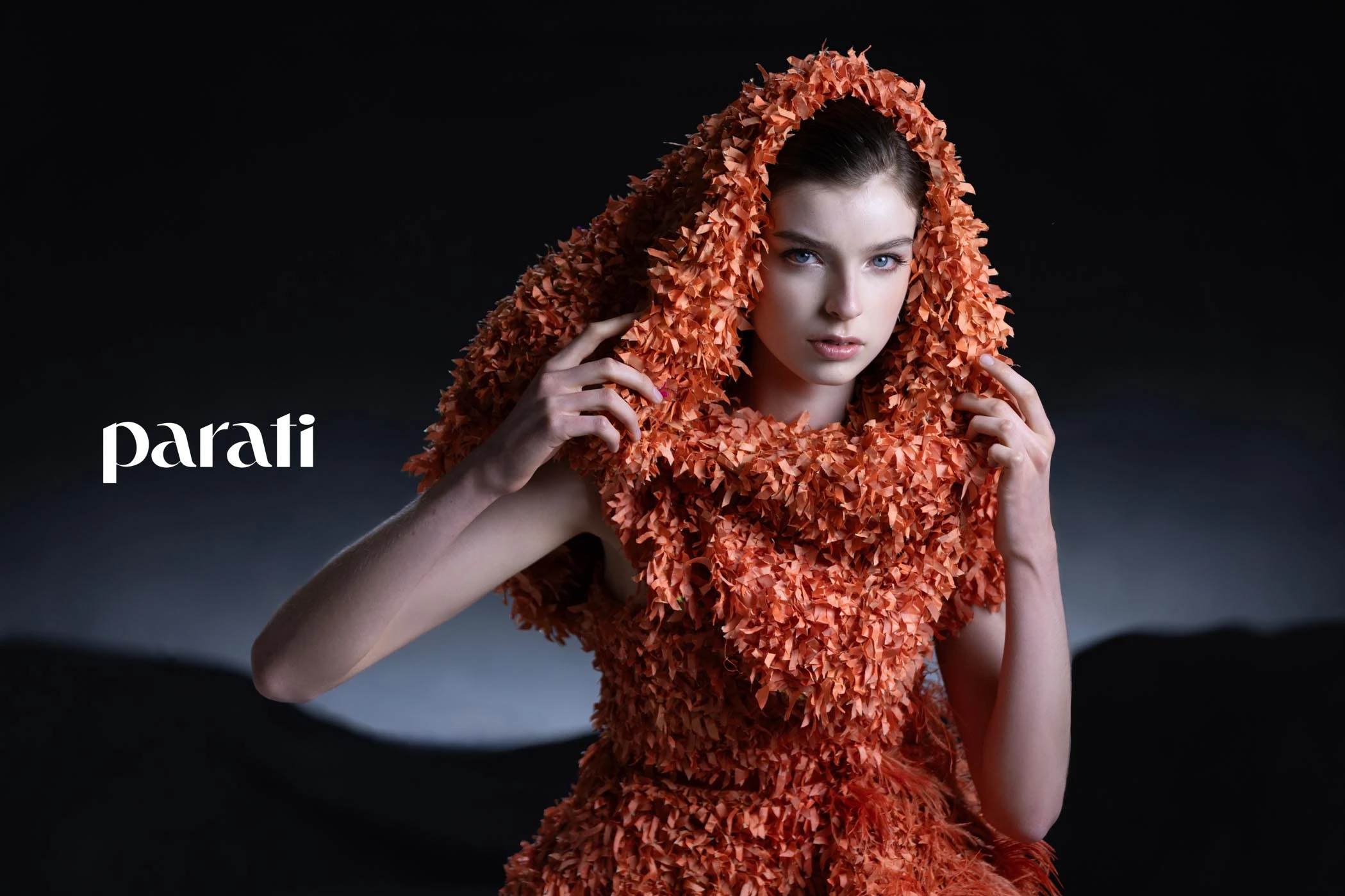 Vestido strapless corto con plumas y sandalias @adrianbrownofficial Aros de flor @lunagarzonaccesorios