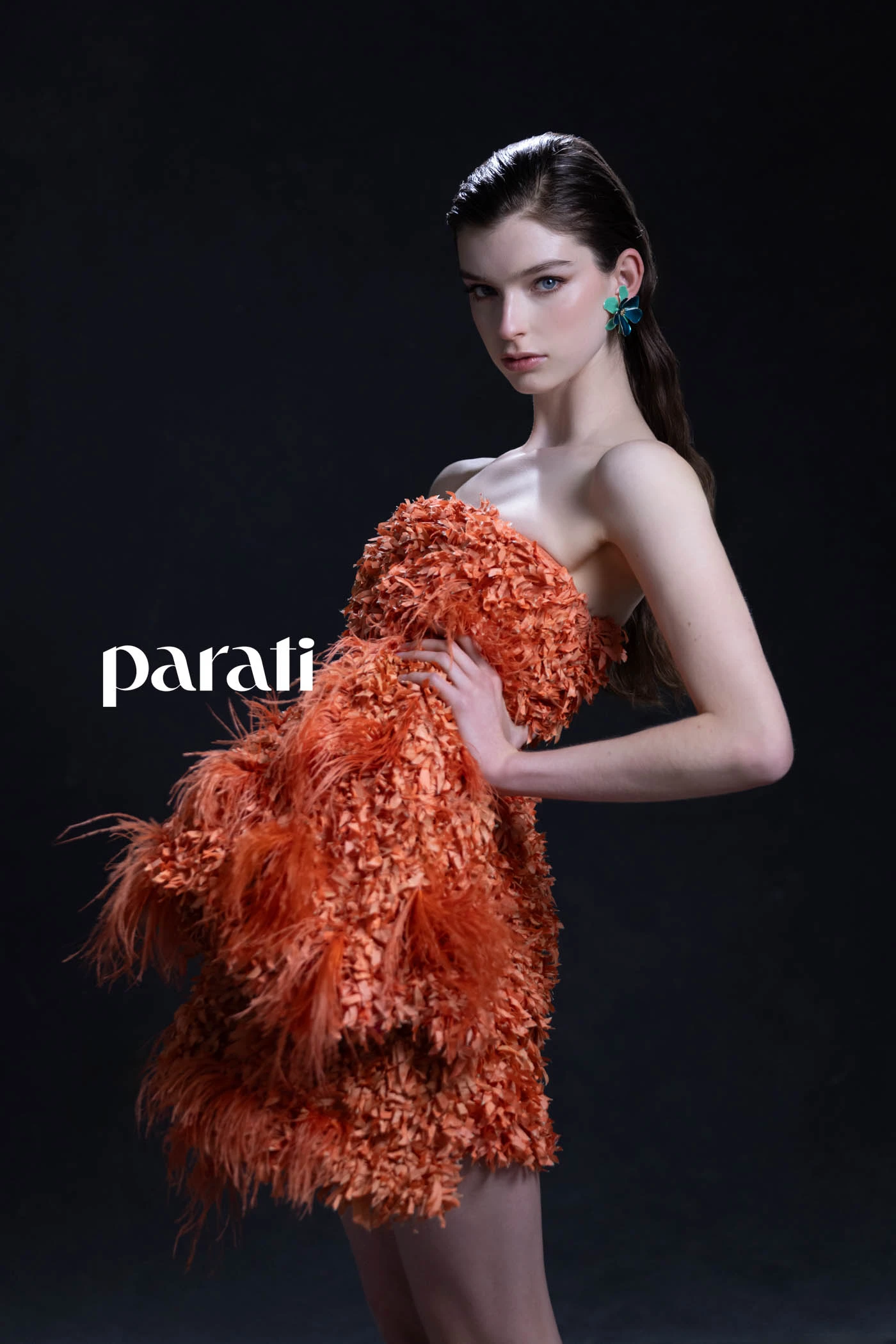 Vestido strapless corto con plumas y sandalias @adrianbrownofficial Aros de flor @lunagarzonaccesorios