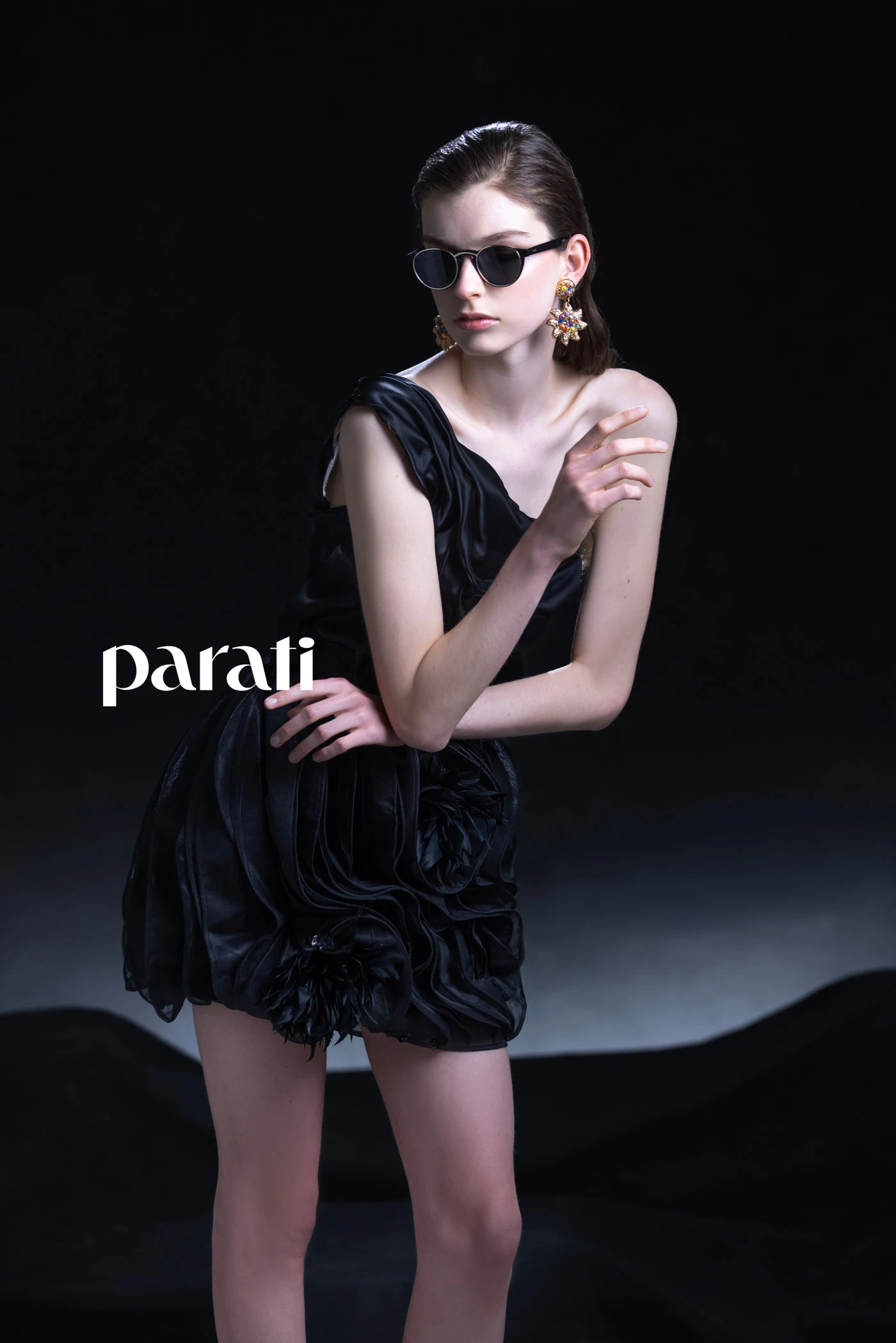 Top irregular de seda y falda balloon de villoné @nuriabueno_ok Anteojos @hardem_official y aros dorados con piedras @losvadosdelisen