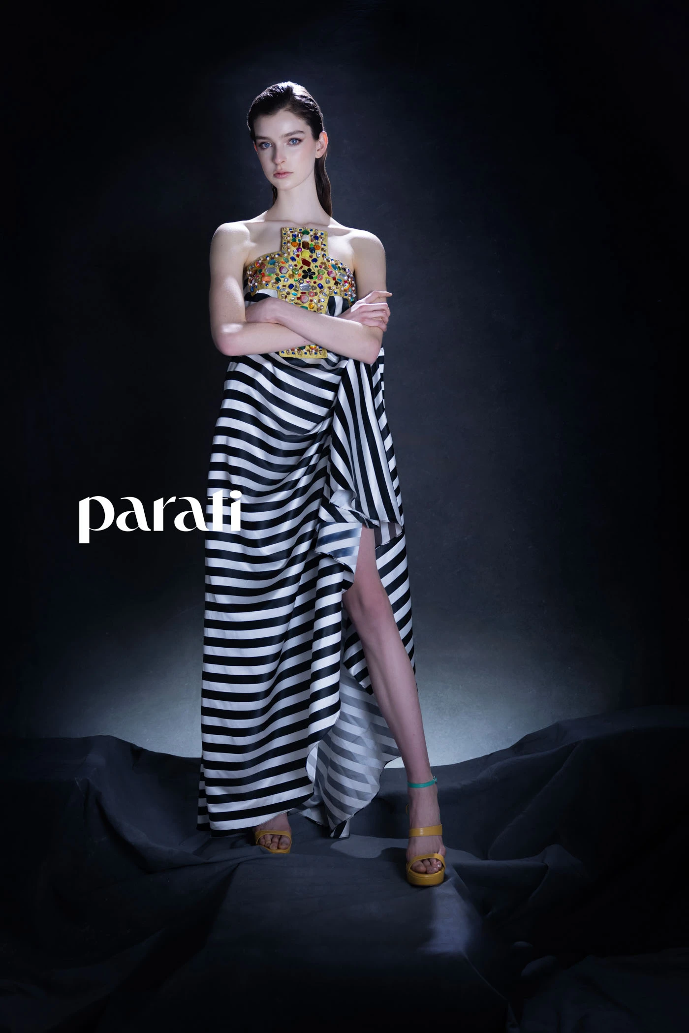 Vestido strapless largo de seda rayada con cruz bordada en el frente @benitofernandezatelier Sandalias bicolor @sylviegeronimizapatos