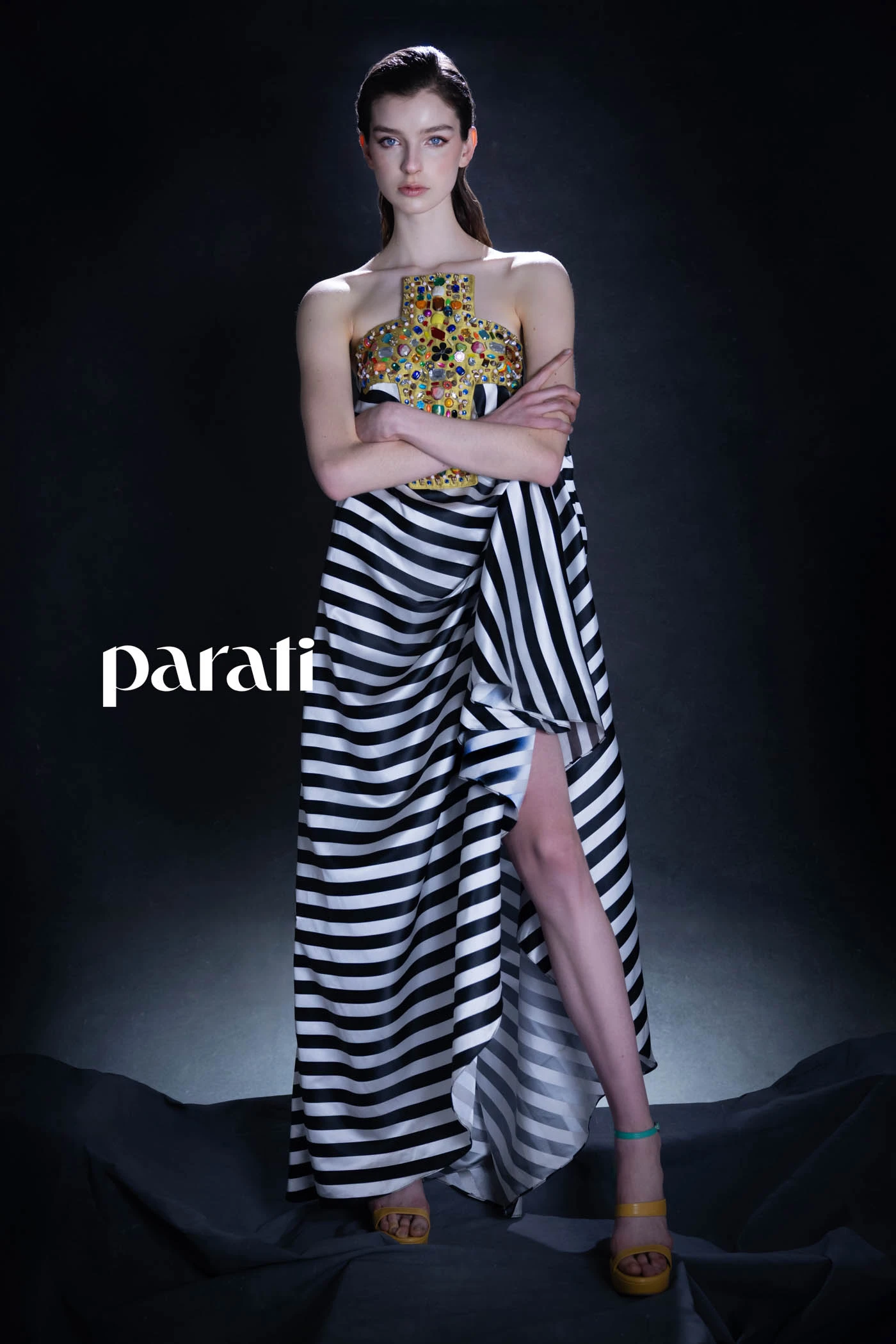 Vestido strapless largo de seda rayada con cruz bordada en el frente @benitofernandezatelier Sandalias bicolor @sylviegeronimizapatos