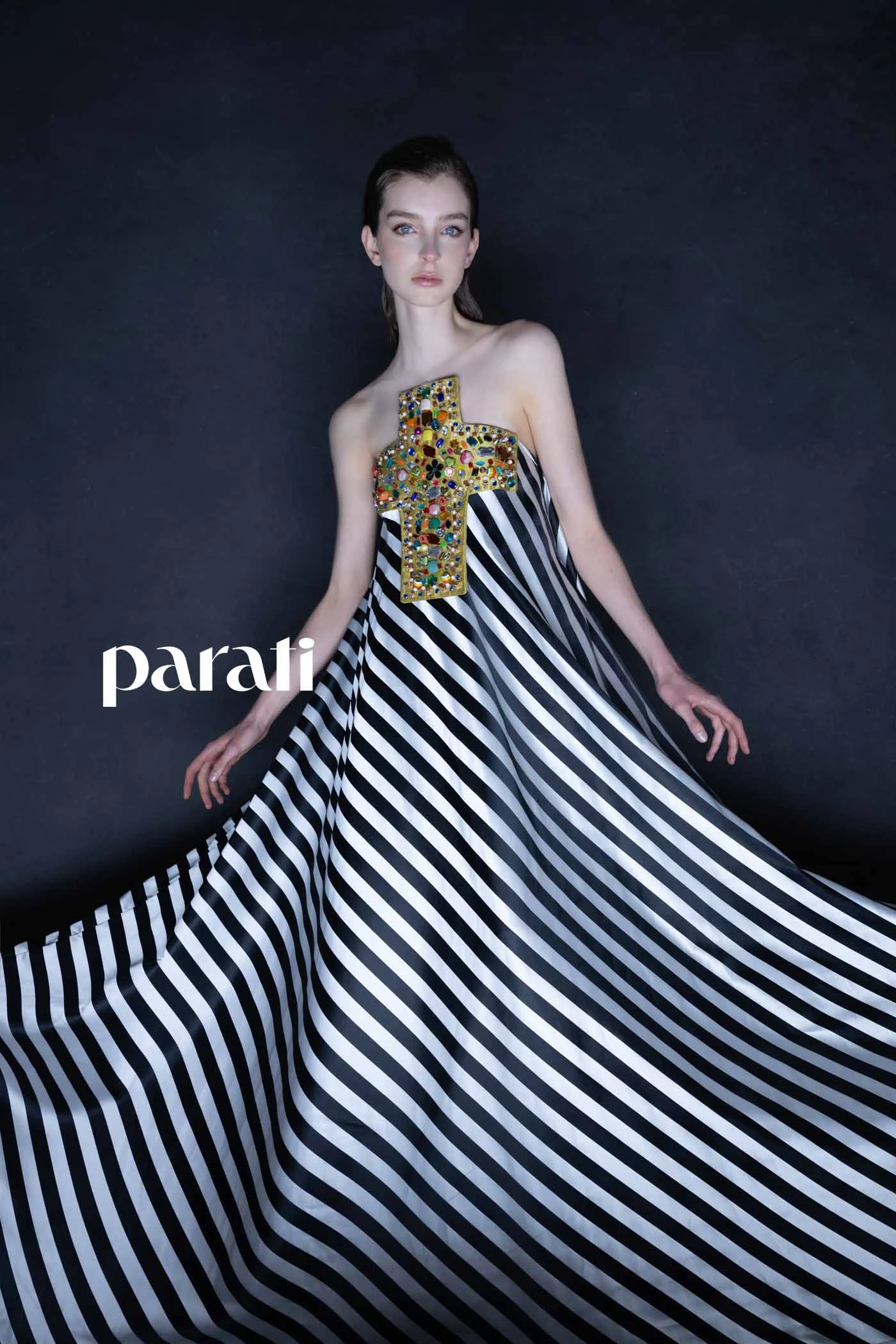 Vestido strapless largo de seda rayada con cruz bordada en el frente @benitofernandezatelier Sandalias bicolor @sylviegeronimizapatos