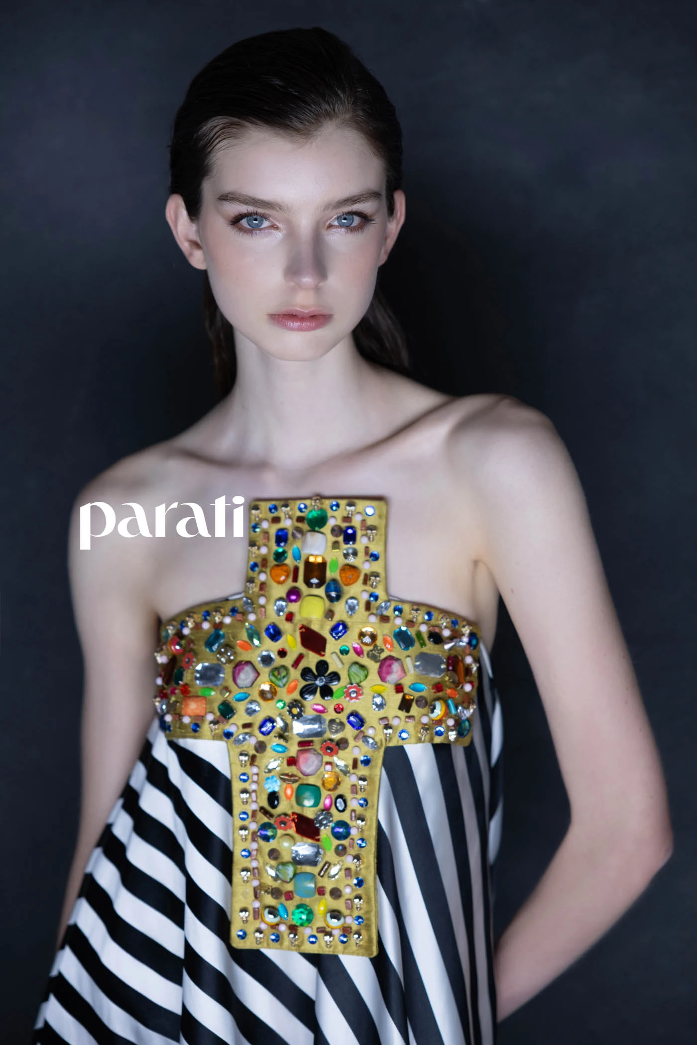 Vestido strapless largo de seda rayada con cruz bordada en el frente @benitofernandezatelier Sandalias bicolor @sylviegeronimizapatos