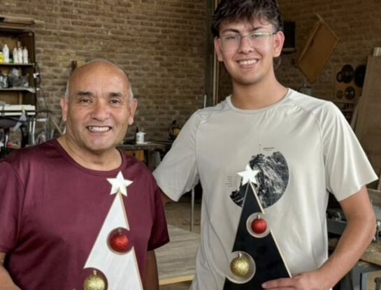 Historias de Navidad: los carpinteros que son furor en Tik Tok gracias sus originales pinos