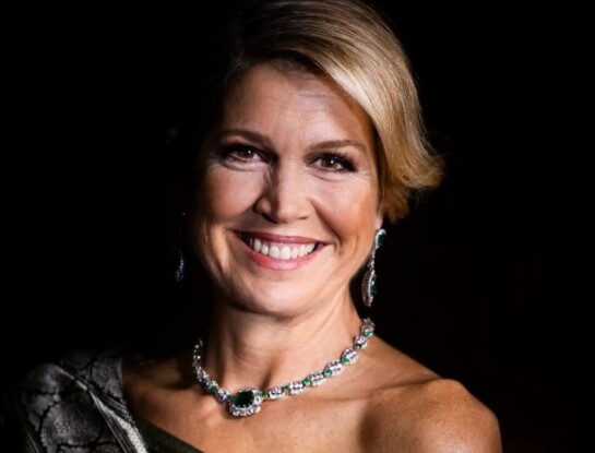 El look de Máxima que mezcla tradición y glamour: sari, esmeraldas y clutch metalizado