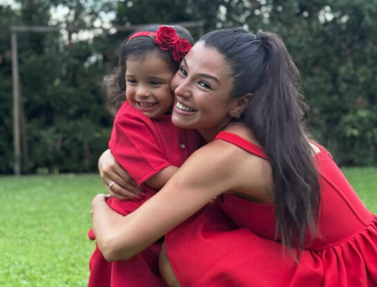 El twinning look navideño de la China Ansa y su hija India