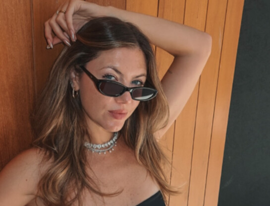 El sensual total black de Stephanie Demner y el poder de las transparencias en las noches de verano