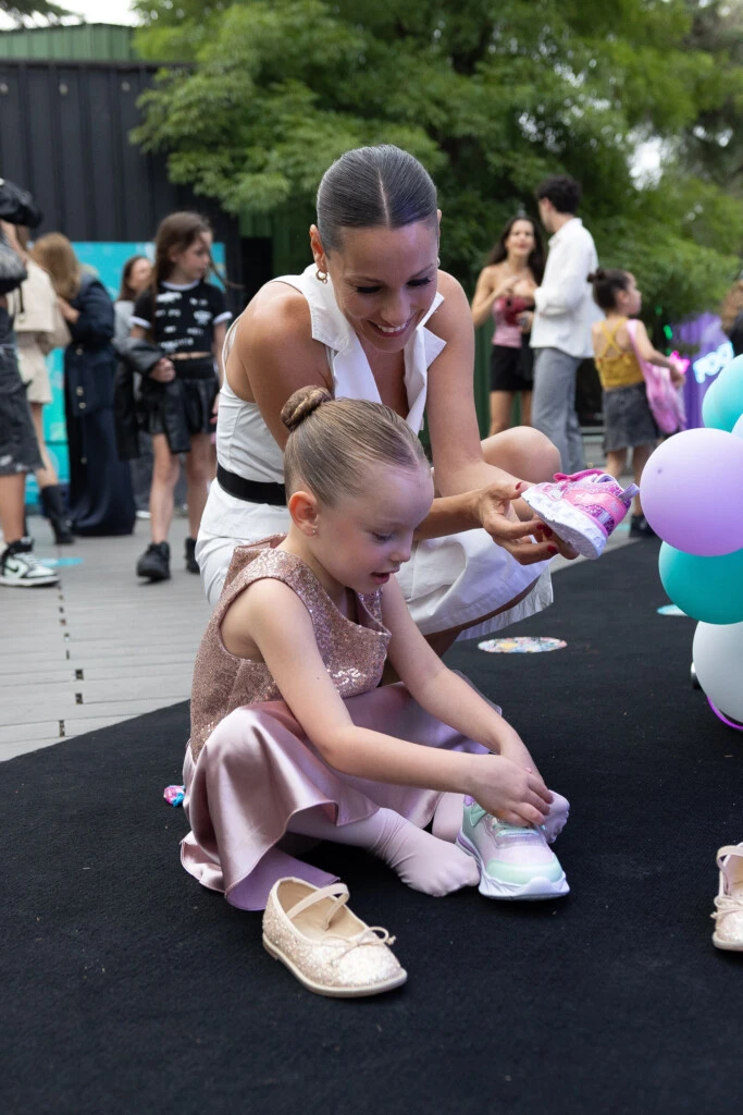 Pampita, junto a su hija Ana, en el lanzamiento de Footy
