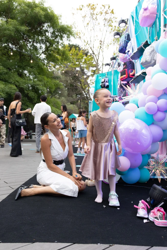 Pampita junto a su hija Ana, en el lanzamiento de Footy