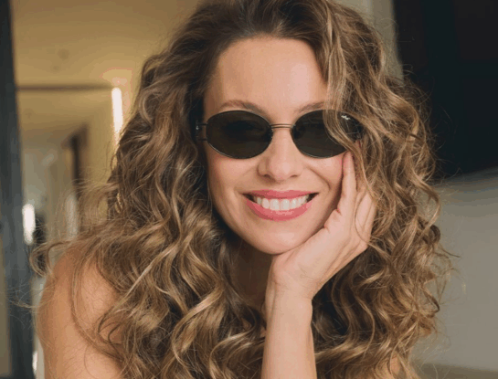 Pampita llevó el look ideal para un acto escolar: mini negra, cinturón XL y botas texanas