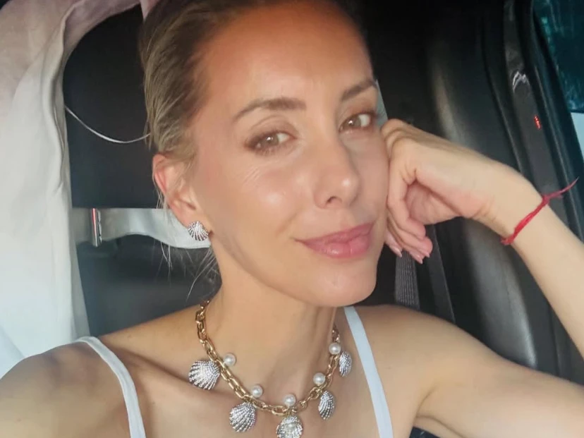 Piel al descubierto y botas oversize: la fórmula de Anita Espasandin para usar calzado de invierno en verano