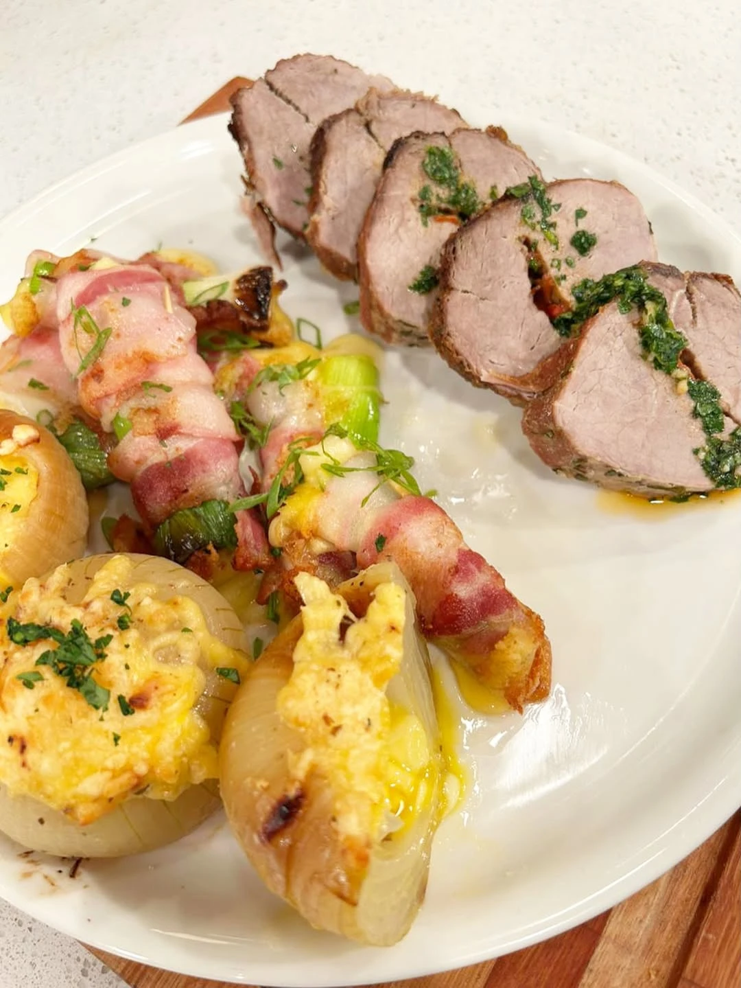 Peceto relleno al trapo y puerro envuelto en panceta