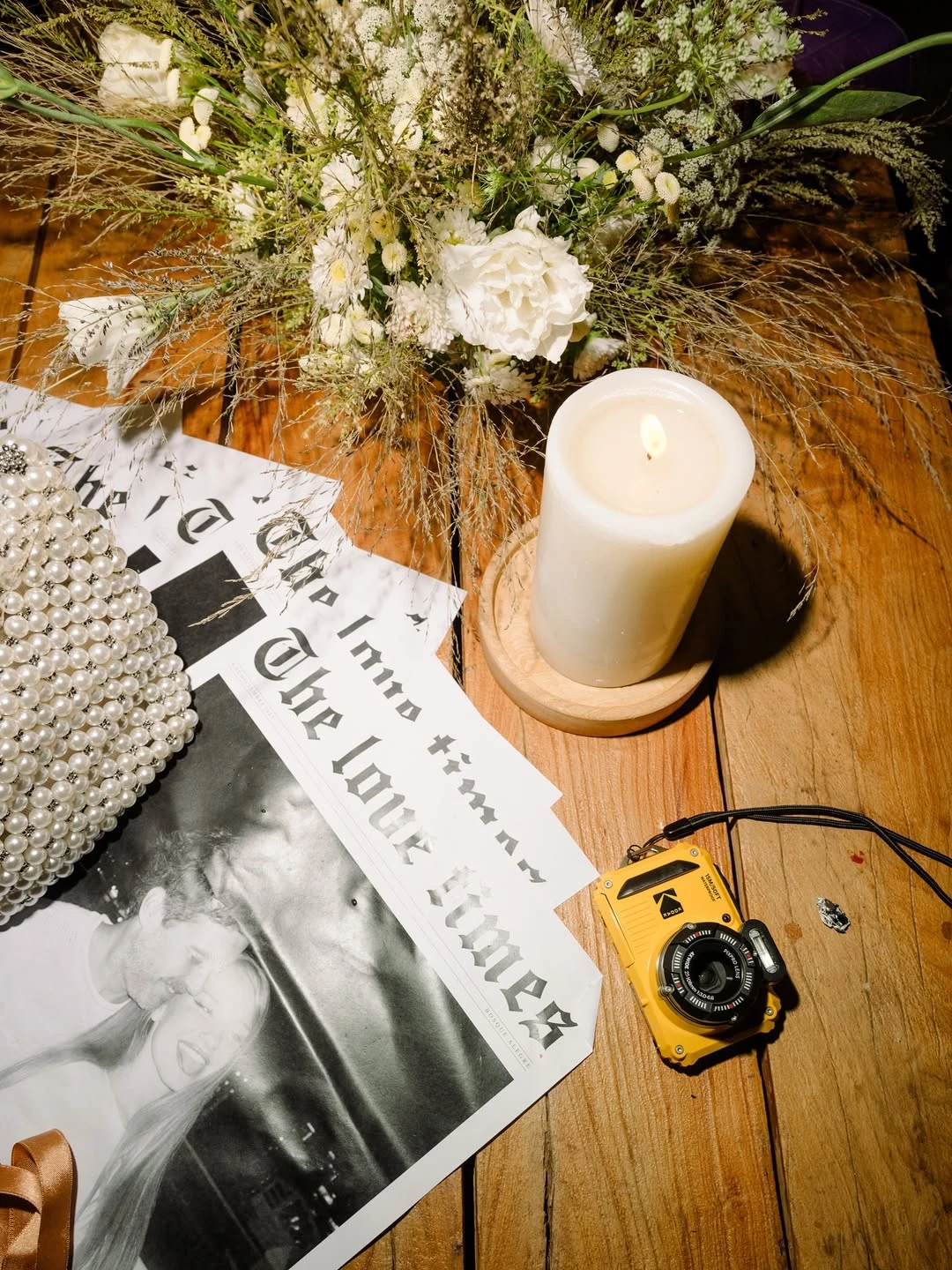 La decoración incluyó velas y arreglos florales.