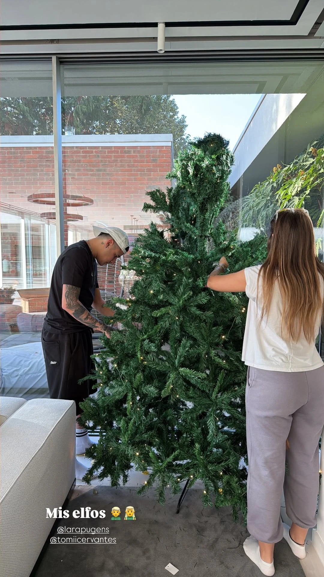 Valu Cervantes y Enzo Fernández mostraron cómo armaron el árbol de Navidad en su casa de Londres