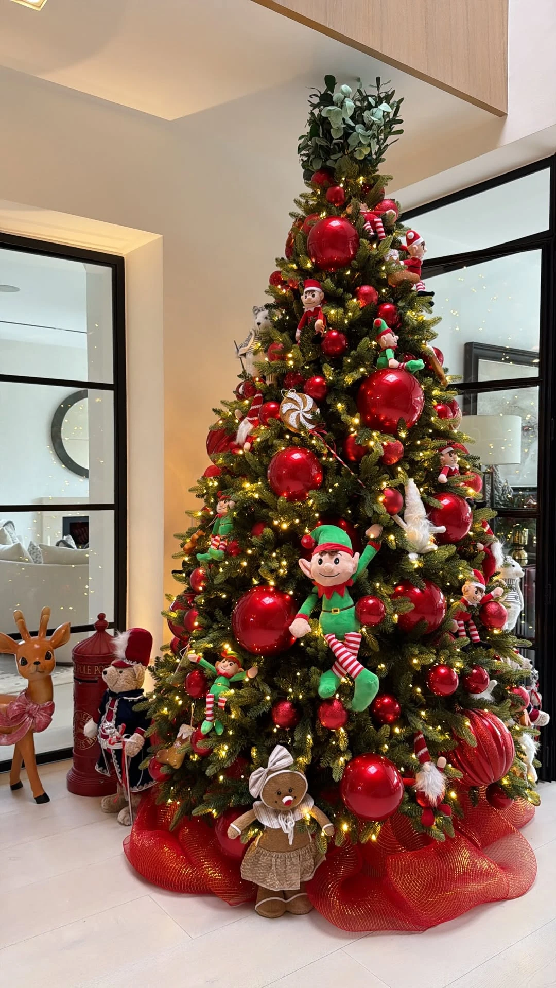 Valu Cervantes y Enzo Fernández mostraron cómo armaron el árbol de Navidad en su casa de Londres