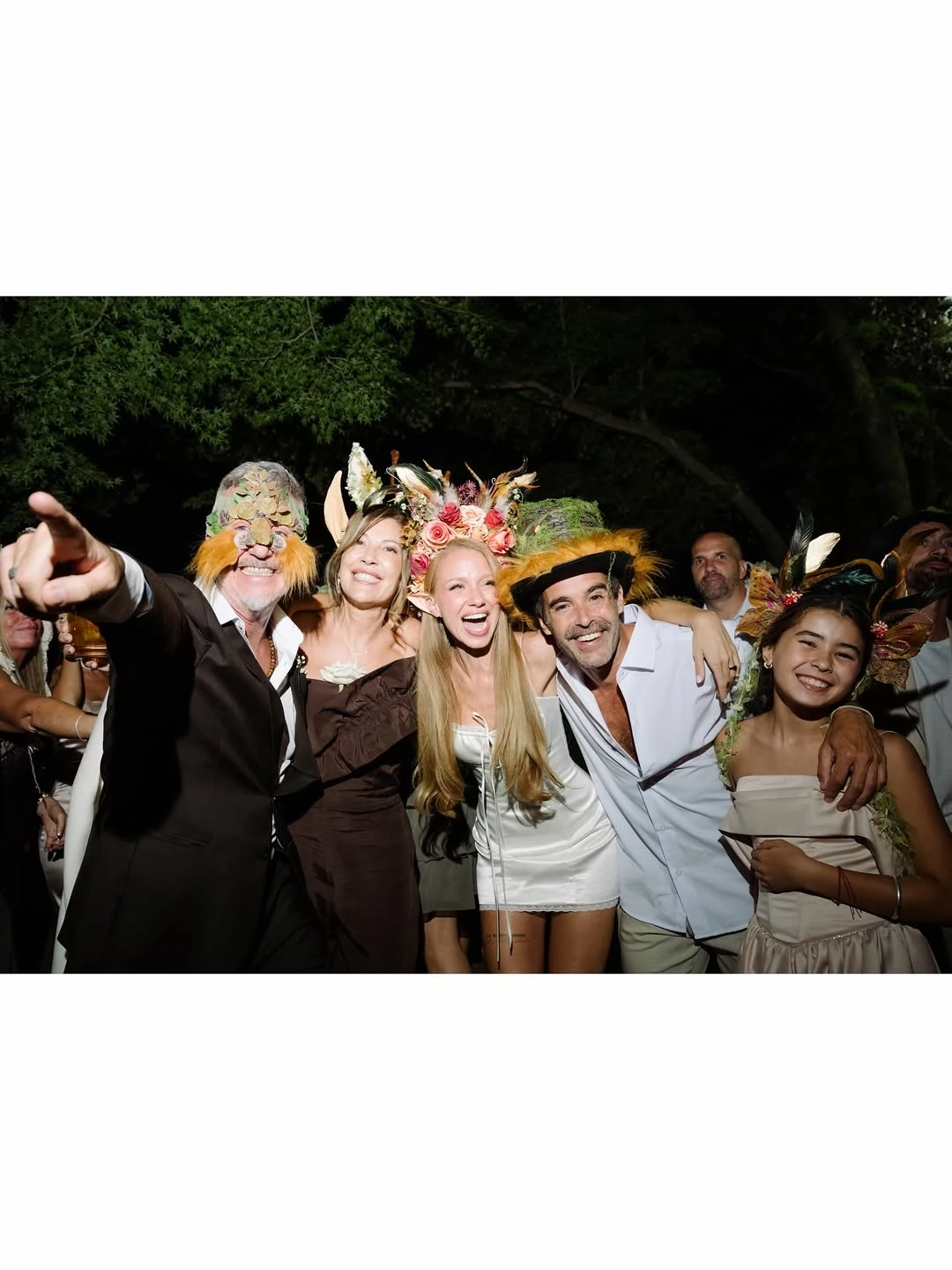 Los recién casados posaron con algunos invitados.