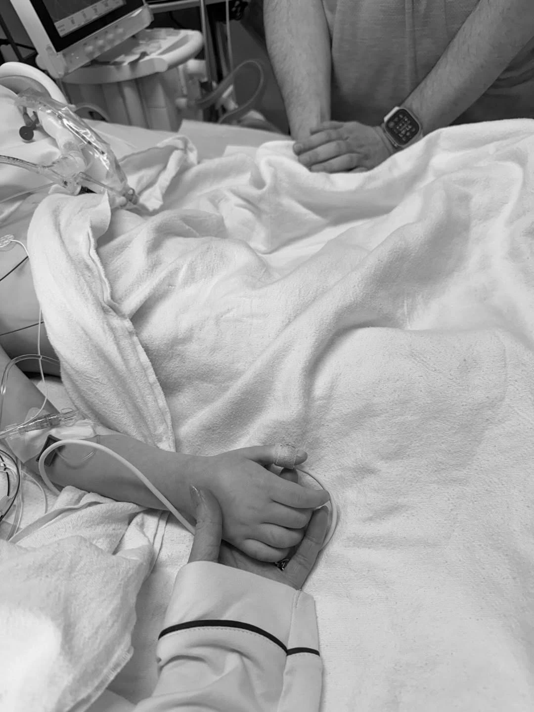 Perdió a su hija menor un año después de la muerte de la mayor: el doloroso caso de Melissa, una mamá influencer