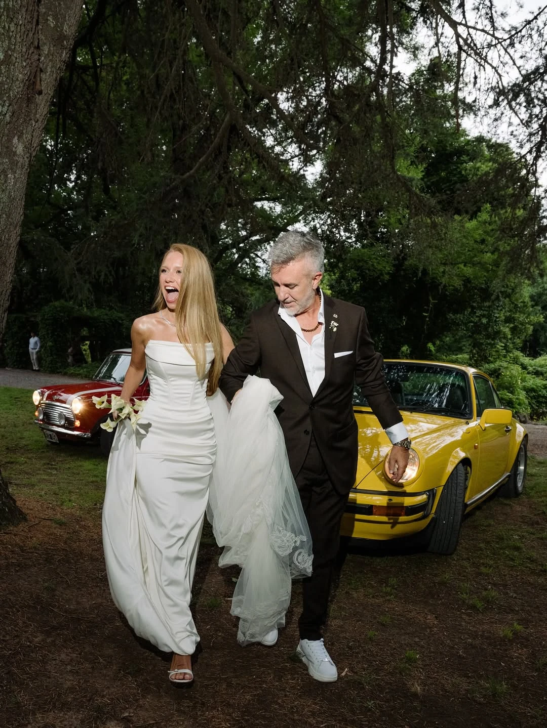 La novia apostó por un look romántico, etéreo y de espíritu natural.