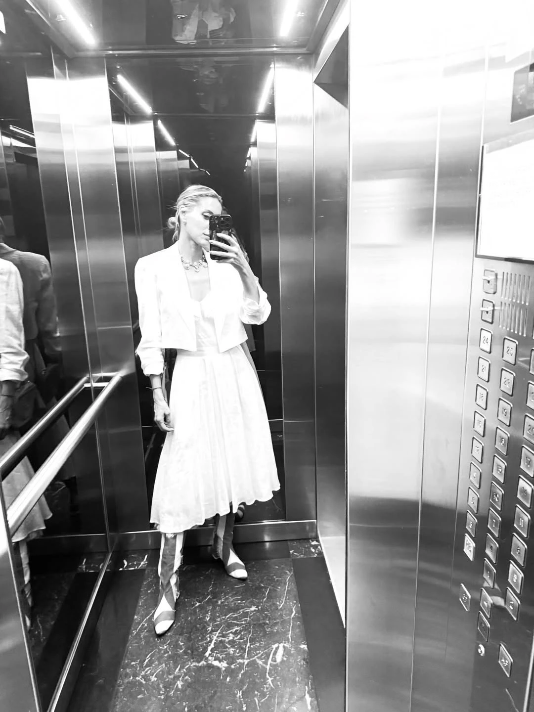 Piel al descubierto y botas oversize: la fórmula de Anita Espasandin para usar calzado de invierno en verano