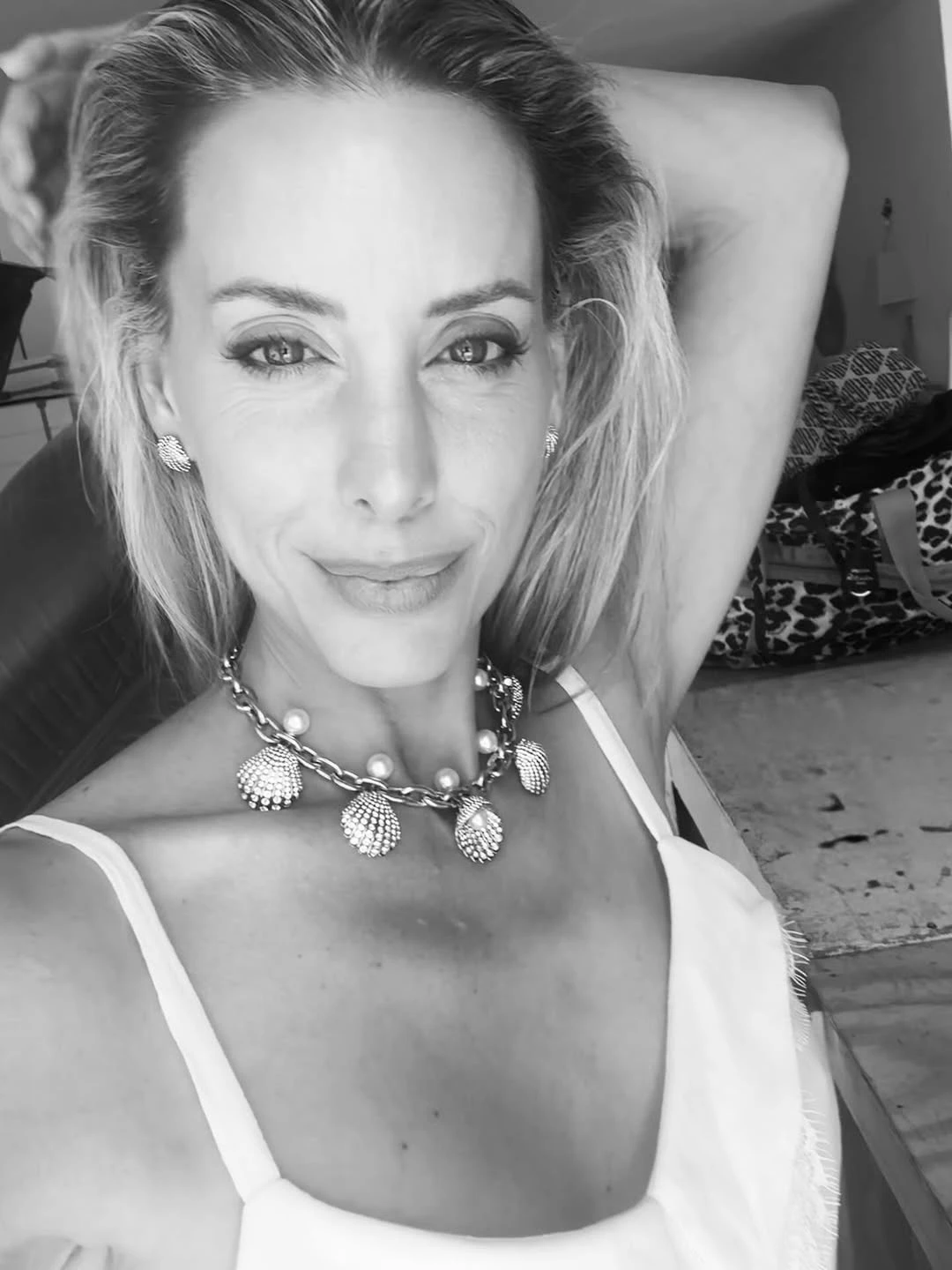 Piel al descubierto y botas oversize: la fórmula de Anita Espasandin para usar calzado de invierno en verano