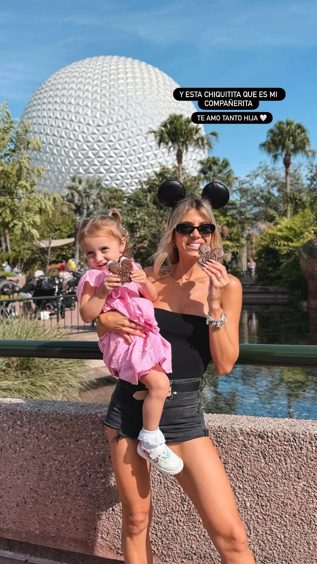 Uno de los looks de Vita consistió en un vestido rosa con volados.