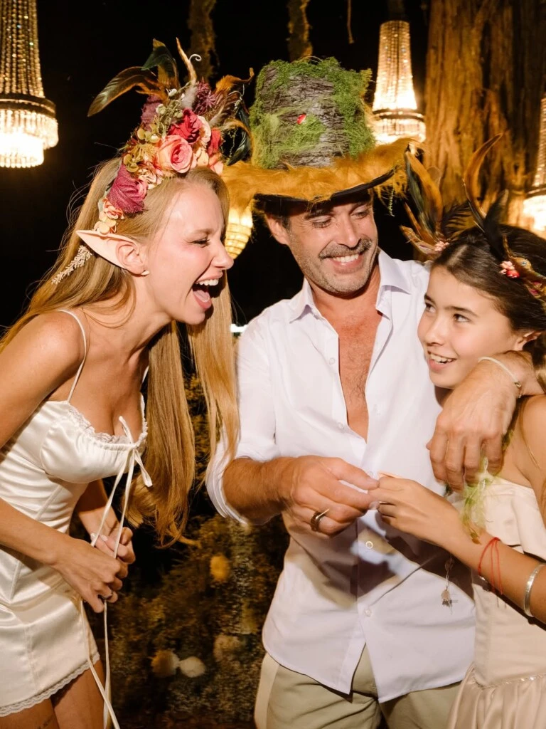 Nicolás Cabré y Rocío Pardo junto a Rufina.