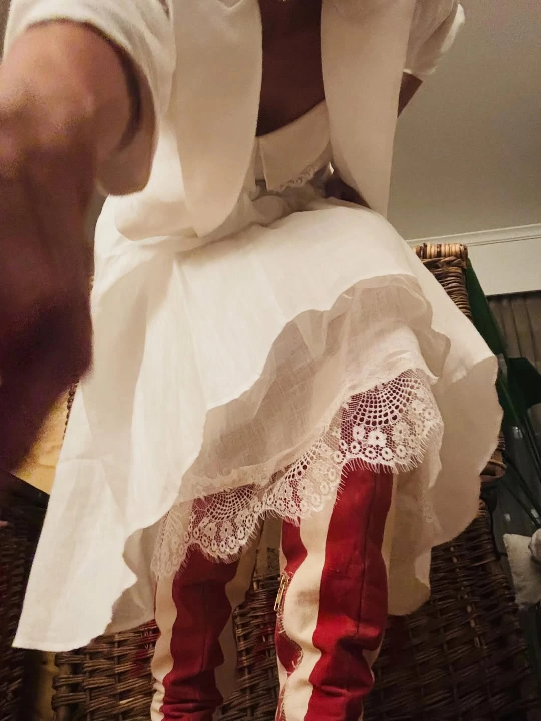 Piel al descubierto y botas oversize: la fórmula de Anita Espasandin para usar calzado de invierno en verano