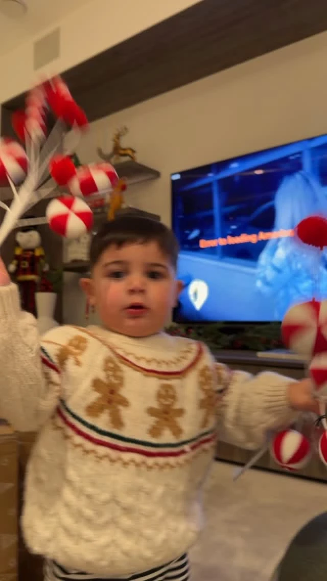 Valu Cervantes y Enzo Fernández mostraron cómo armaron el árbol de Navidad en su casa de Londres