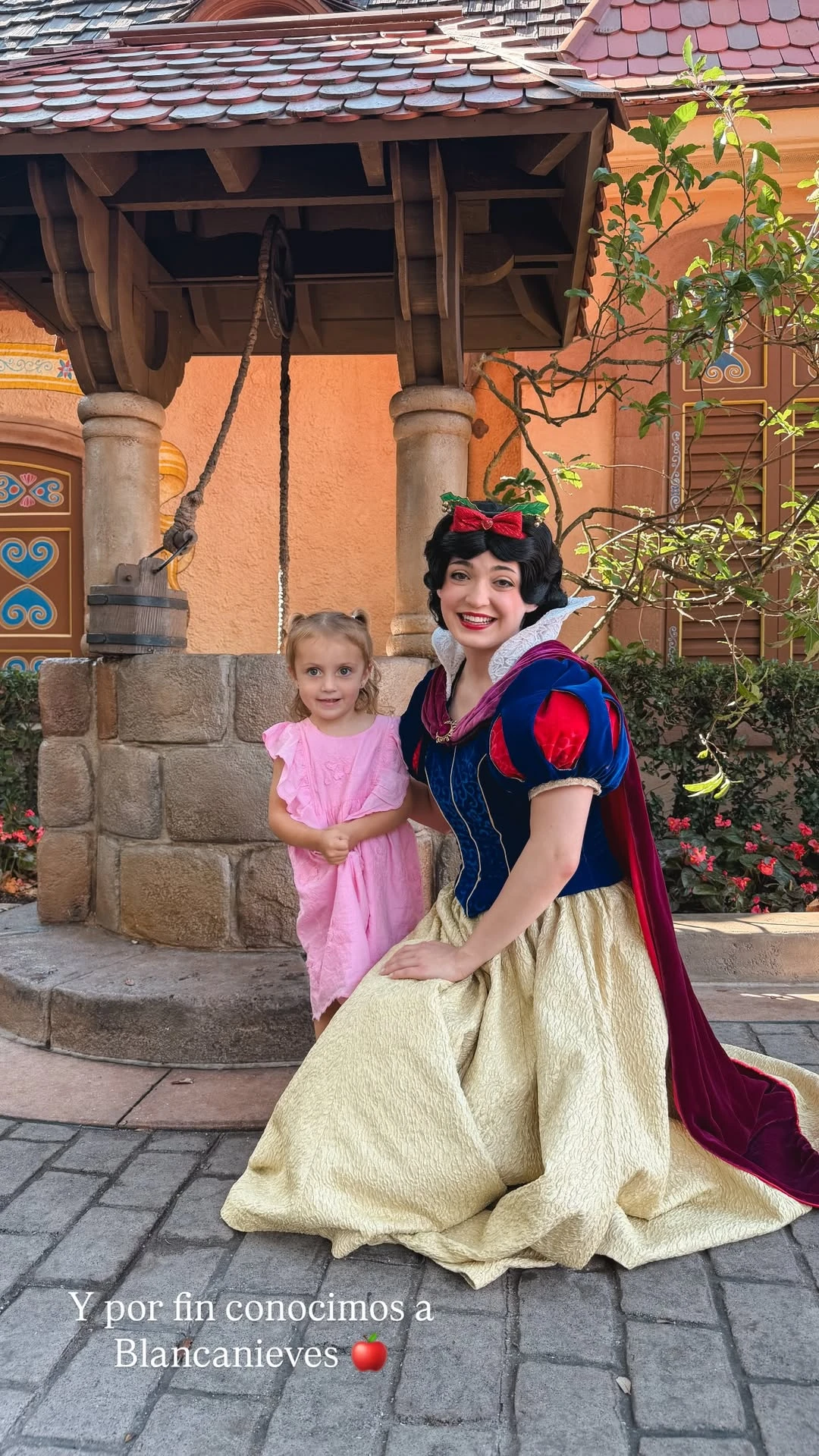 Vita junto a uno de sus personajes favoritos, Blancanieves.