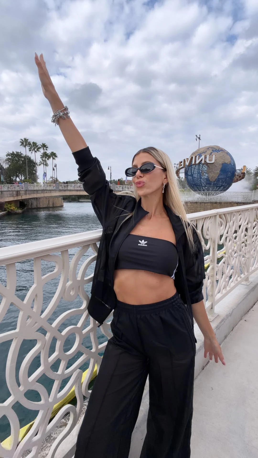 Cande eligió un look bien deportivo y cómodo.