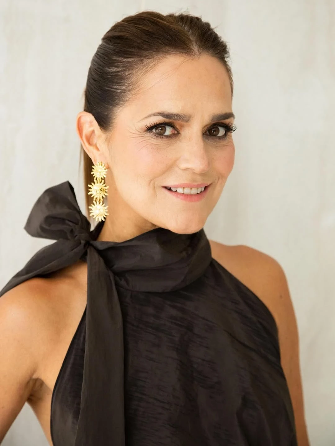 El look de Andrea Pietra que resuelve todos tus eventos de fin de año: lazo XL, tono chocolate y beauty glow