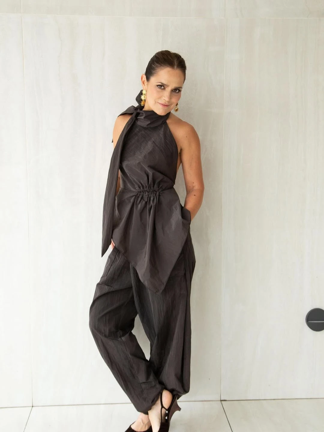 El look de Andrea Pietra que resuelve todos tus eventos de fin de año: lazo XL, tono chocolate y beauty glow