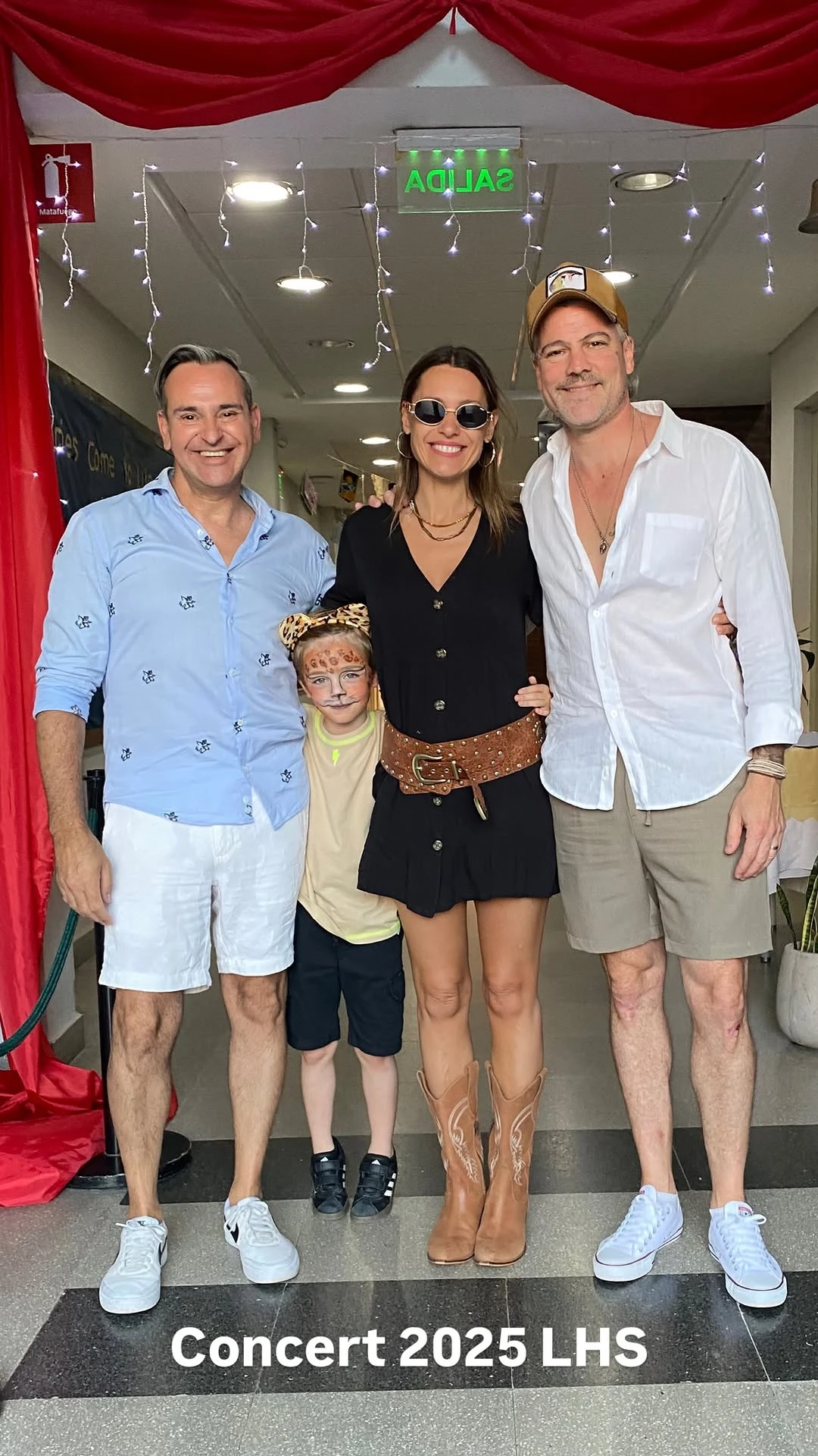 Pampita llevó el look ideal para un acto escolar: mini negra, cinturón XL y botas texanas