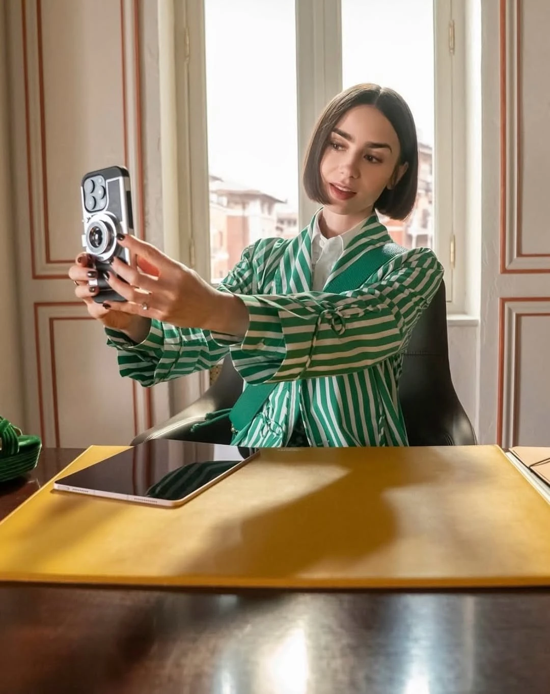 Las uñas marrones y cortas que Lily Collins puso en el radar del otoño