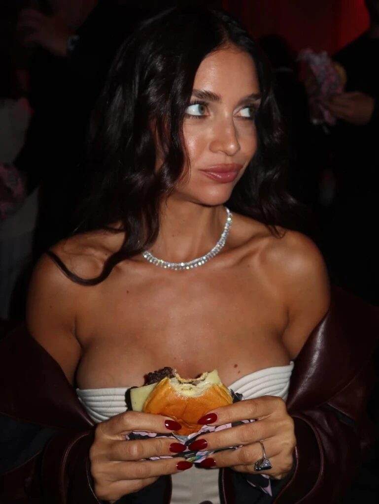 Zaira Nara apostó por Cloud Dancer, el color Pantone 2026, con un vestido corset en los Premios Ídolo