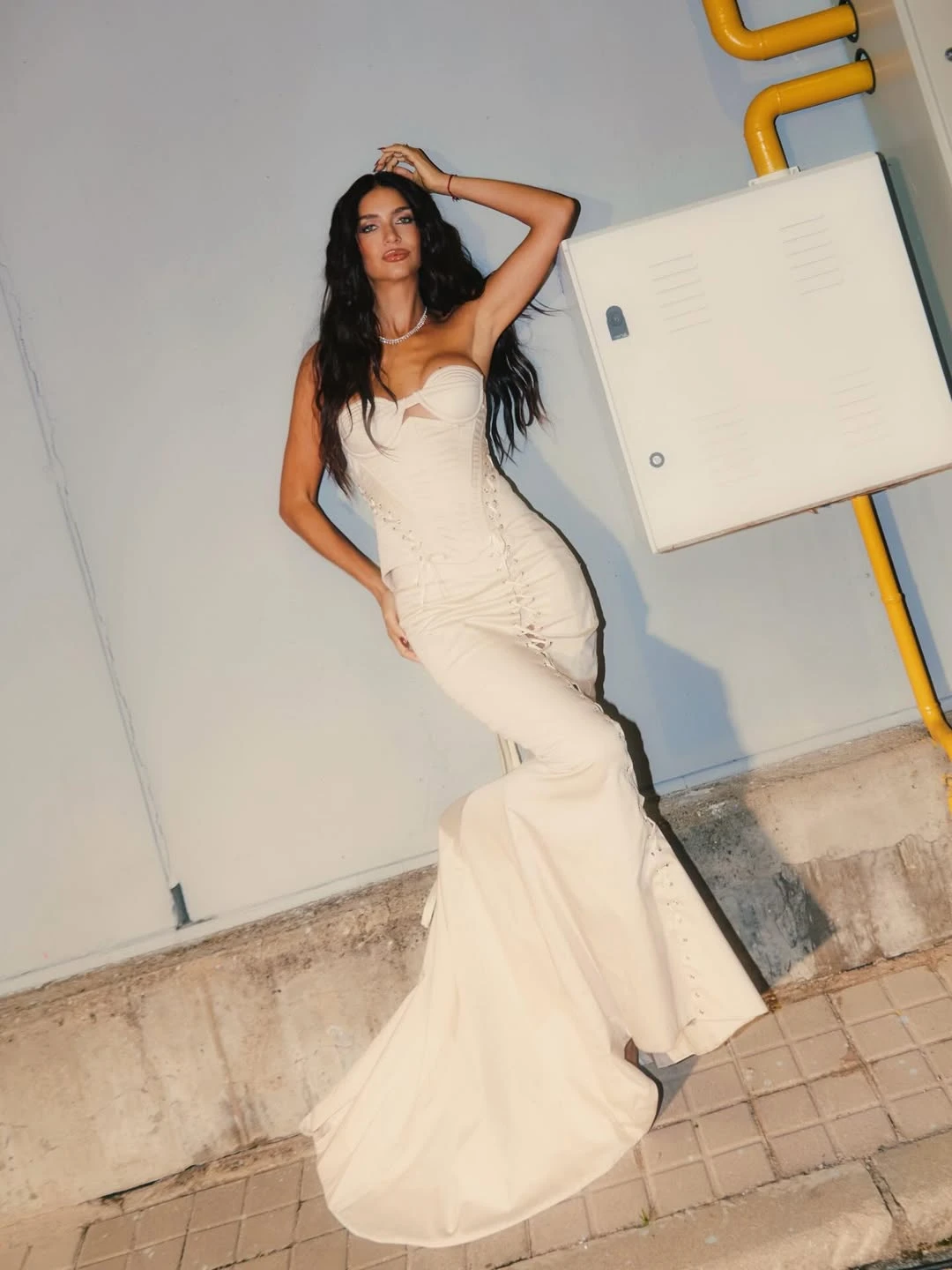 Zaira Nara apostó por Cloud Dancer, el color Pantone 2026, con un vestido corset en los Premios Ídolo